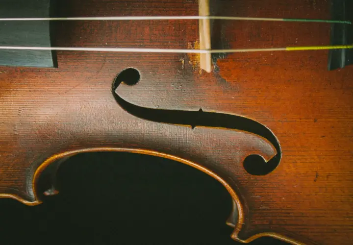 Część skrzypiec nad którą umieszczone są struny - klucz do gry na instrumencie