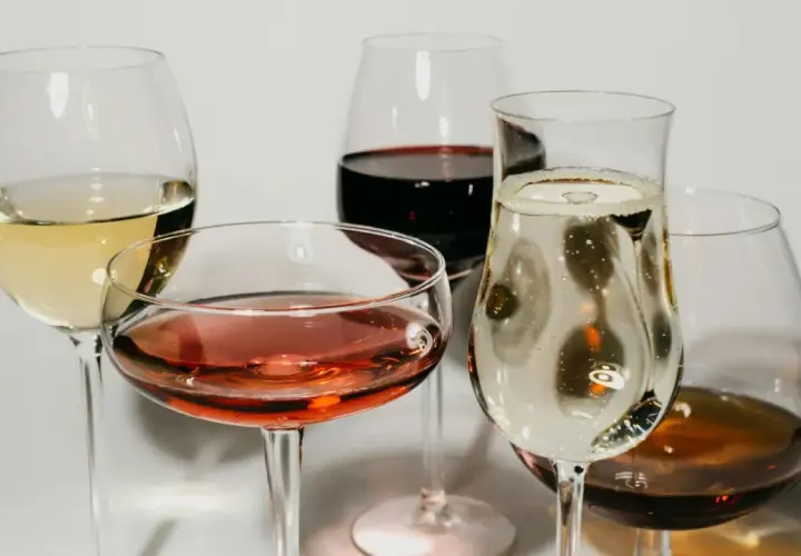 Pięć kieliszków z winem: białym, różowym, czerwonym, musującym i bursztynowym. Idealne na wieczór z winem **nero di troia**.