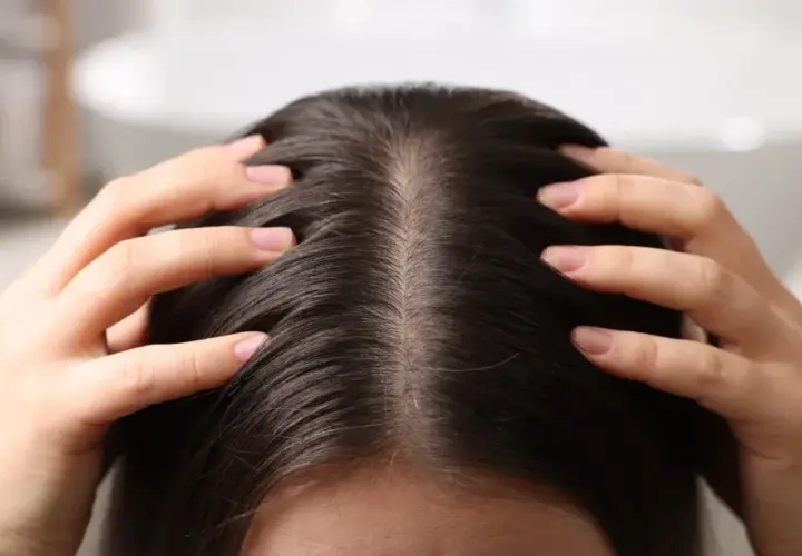 Peeling enzymatyczny do skóry głowy jak używać, by uniknąć problemów z łupieżem
