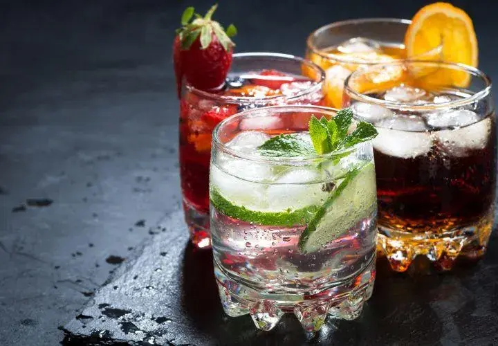 Najlepsze przepisy na drinki czerwone, które zachwycą Twoich gości