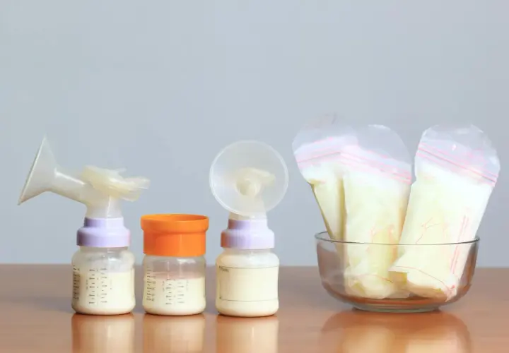 Biberon e sacchetti per la conservazione del latte materno, strumenti essenziali per la produzione latte materno.