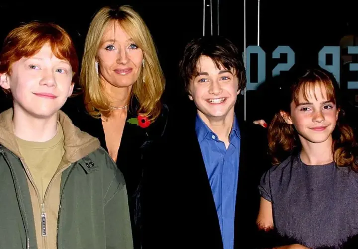 J.K. Rowling z młodymi aktorami: Rupertem Grintem, Danielem Radcliffe'em i Emmą Watson. Hermiona i Harry wyglądają na szczęśliwych.