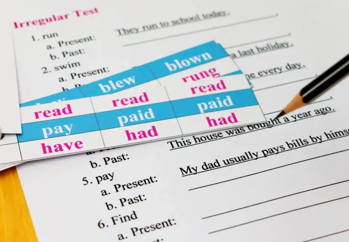 Test di verbi di preferenza in inglese: "run", "swim", "pay", "have". Schede con forme verbali irregolari.