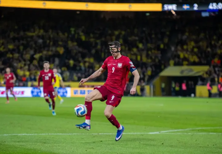 Robert Lewandowski w masce, w akcji dla reprezentacji Polski.