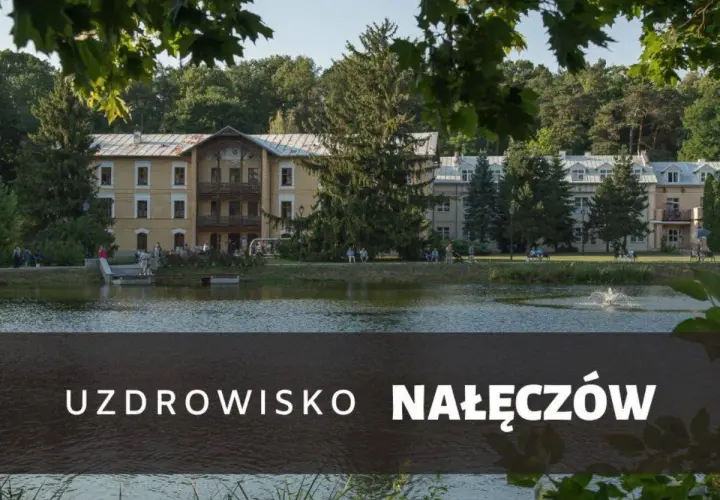 Uzdrowisko Nałęczów oferuje wspaniałe atrakcje na weekend. Malowniczy staw i zabytkowe budynki tworzą idealne tło do relaksu.