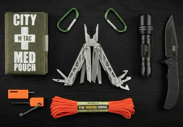 Zestaw przetrwania dla preppersów: apteczka, multitool, latarka, nóż, krzesiwo i paracord. Kto to? Osoby przygotowane na różne sytuacje.