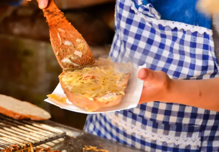 Smaczna kanapka z kapustą i smalcem, choć może podnosić cholesterol, kusi z drewnianej łopatki.