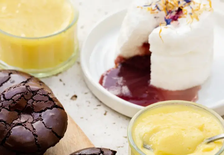 Des desserts délicieux : île flottante, crème anglaise et brownies. Parfait pour savoir que faire avec des blancs d'œufs !