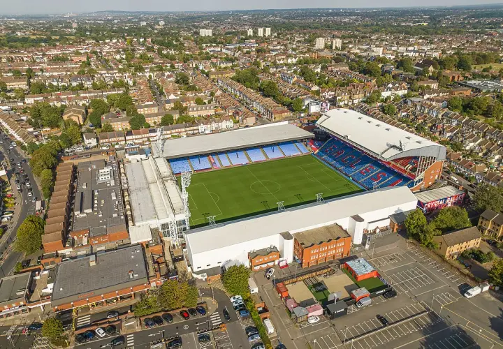 Widok z lotu ptaka na Selhurst Park, stadion Crystal Palace, otoczony zabudową mieszkalną.