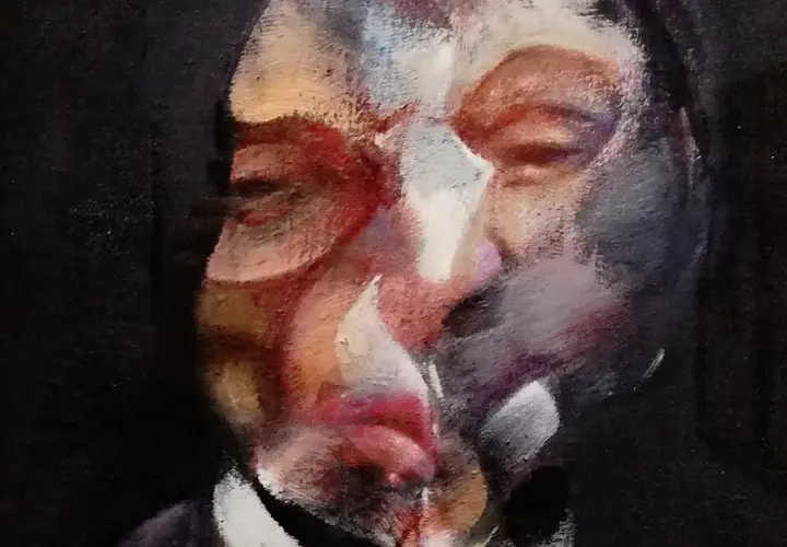 Zniekształcona twarz, jakby w ruchu, w stylu Francis Bacon (malarz). Intensywne barwy i mroczne tło.