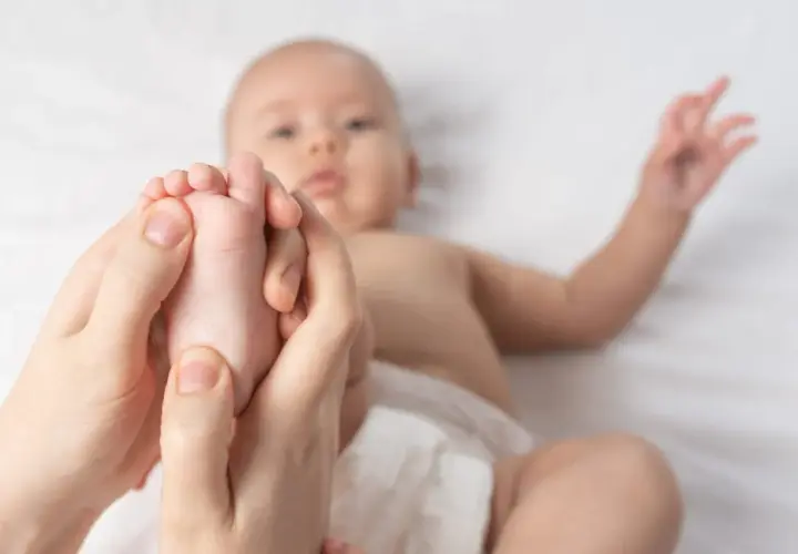 Un massage du pied de bébé peut aider à soulager la constipation.