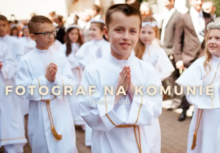 Dzieci w bieli na komunii, z dłońmi złożonymi do modlitwy. Dowiedz się, ile bierze fotograf za komunie.