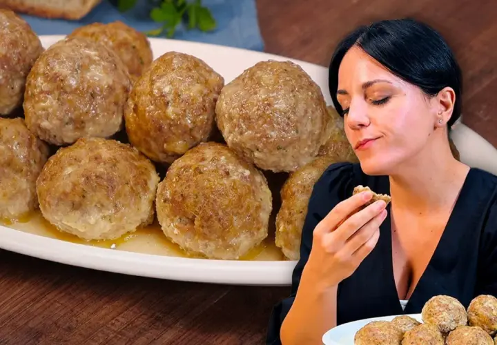 Una donna assapora deliziose polpette al forno, dorate e succulente, servite su un piatto bianco.