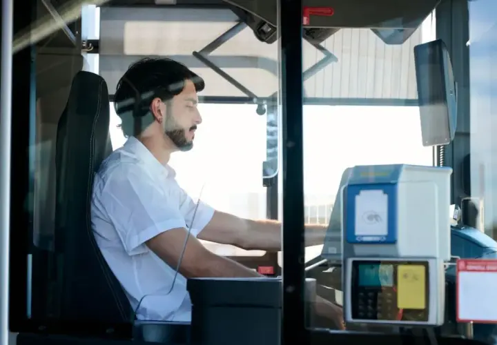 Mężczyzna za kierownicą autobusu. Zastanawiasz się, ile zarabia kierowca autobusu?