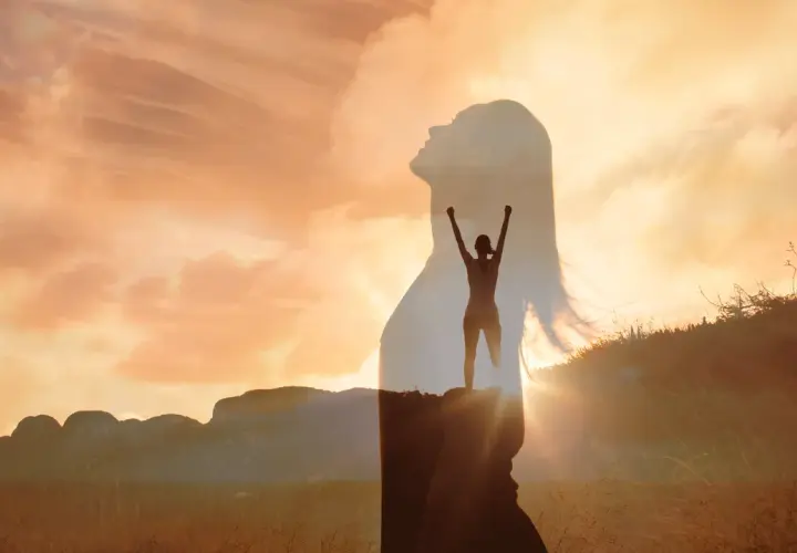 Silhouette di donna con braccia alzate, simbolo di vittoria e capacità di metabolizzare una situazione. Cielo al tramonto.