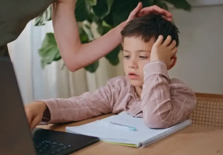 Chłopiec zapatrzony w ekran, z ręką na głowie, wygląda, jakby gdy dziecku na niczym nie zależy. Mama próbuje go zachęcić.