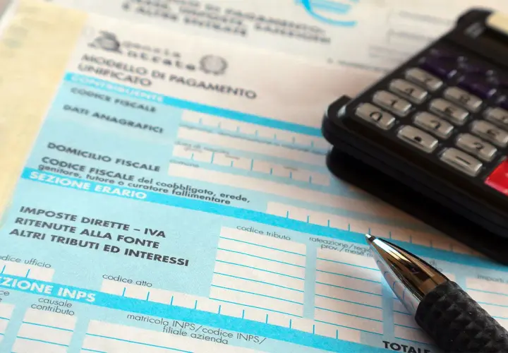 Modello di pagamento unificato con calcolatrice e penna. Compilazione di una parcella medico o documento fiscale.