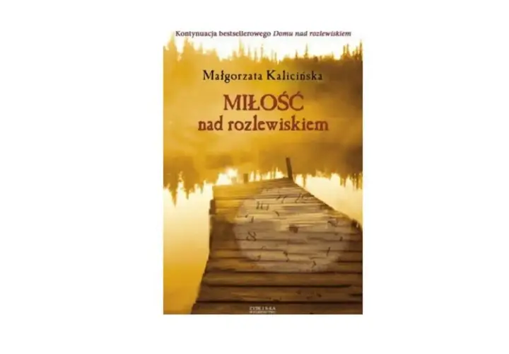 Okładka książki "Miłość nad rozlewiskiem" Małgorzaty Kalecińskiej. To kolejna część sagi nad rozlewiskiem, przedstawiająca drewniane molo o zachodzie słońca.
