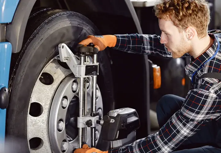 Co robi kierowca mechanik? Obowiązki i umiejętności w pracy