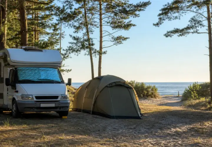 Kamper i namiot na piasku, w otoczeniu drzew, z widokiem na morze. Idealne miejsce na camping nad morzem.