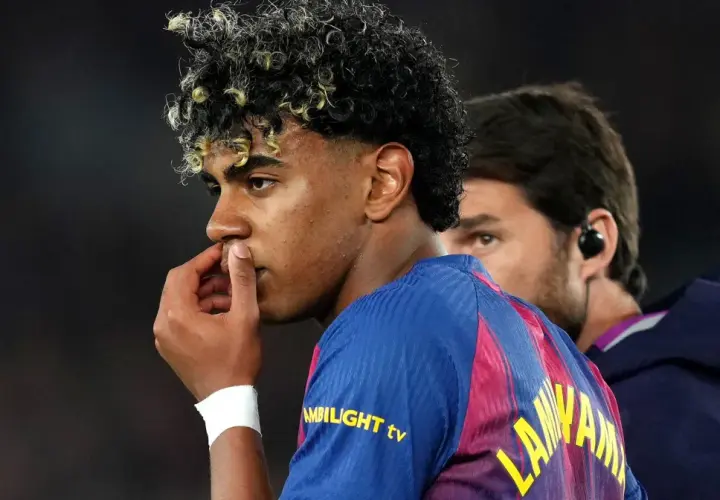 Młody piłkarz Lamine Yamal z FC Barcelony, z charakterystyczną fryzurą, zamyślony, być może po kontuzji.