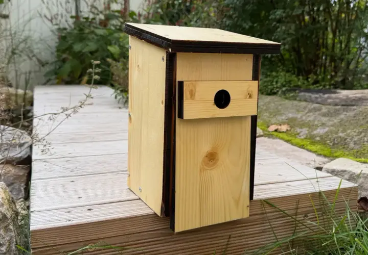 Ein selbstgebauter Nistkasten aus Holz, bereit für gefiederte Bewohner. Das Projekt "Nistkasten bauen" ist abgeschlossen.