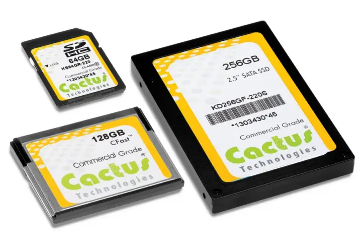 Drei Cactus Technologies Speicherprodukte: SD-Karte, CFast und SSD. Sie zeigen die Vielfalt von Flash-Speicher-Funktionsweise für Daten.