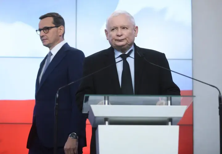 Jarosław Kaczyński przemawia, a Mateusz Morawiecki stoi za nim. Czy to początek końca koalicji i oskarżeń o dyktaturę?