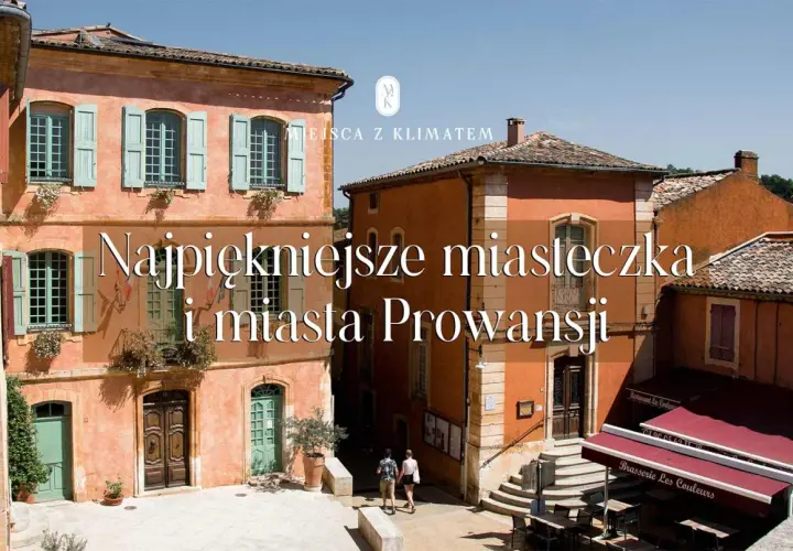Urokliwe kamienice w **prowansja miasta** z zielonymi okiennicami i drzwiami. W tle restauracja z markizami.