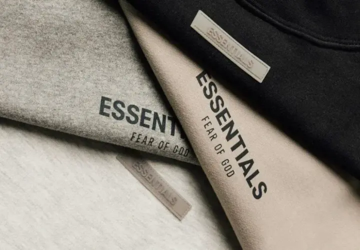 Szare, beżowe i czarne ubrania z logo Essentials. To marka Fear of God, znana z minimalistycznych projektów.