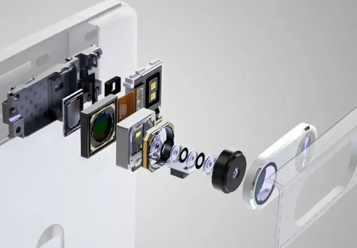 Rozłożony aparat telefonu, pokazujący złożoność technologii, która decyduje, który telefon ma najlepszy aparat.