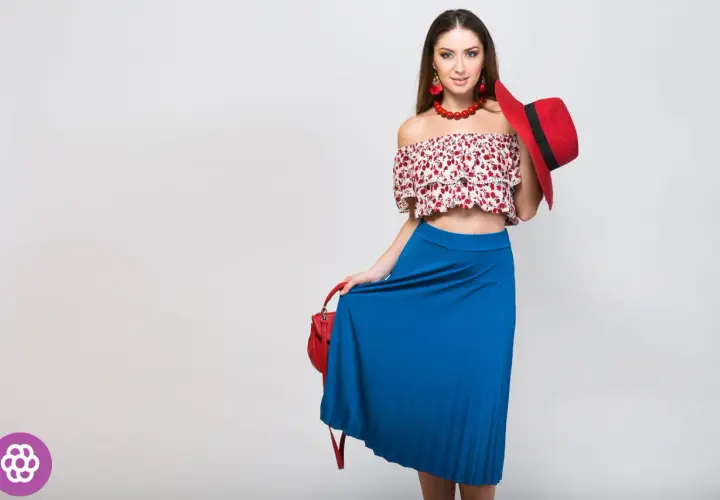 Jak dobrać idealną bluzkę do niebieskiej spódnicy – porady i modne stylizacje