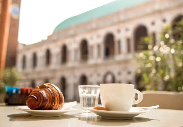 Croissant e caffè in un bar di Vicenza, un'ottima idea per sapere dove mangiare a Vicenza.