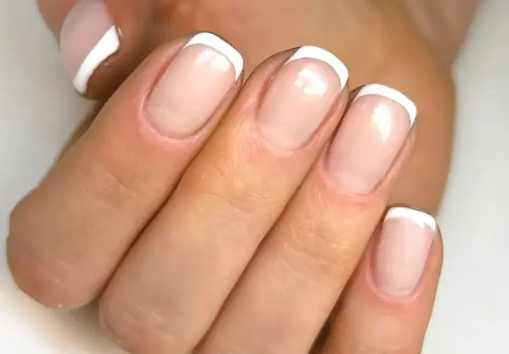 Manicure hybrydowy french — co to jest i jakie ma zalety?