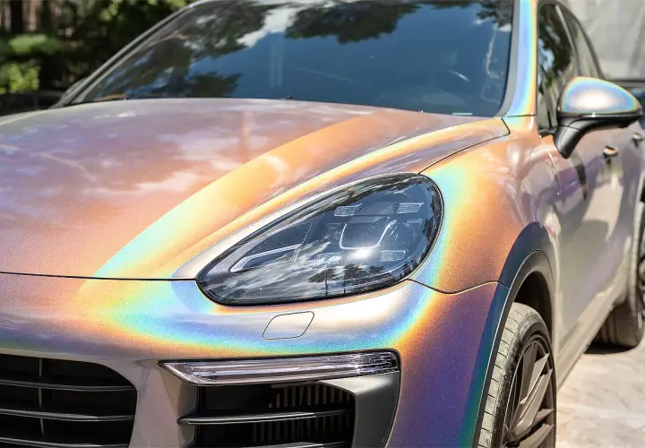 Auto oklejone folią kameleon, mieniącą się tęczowymi barwami.