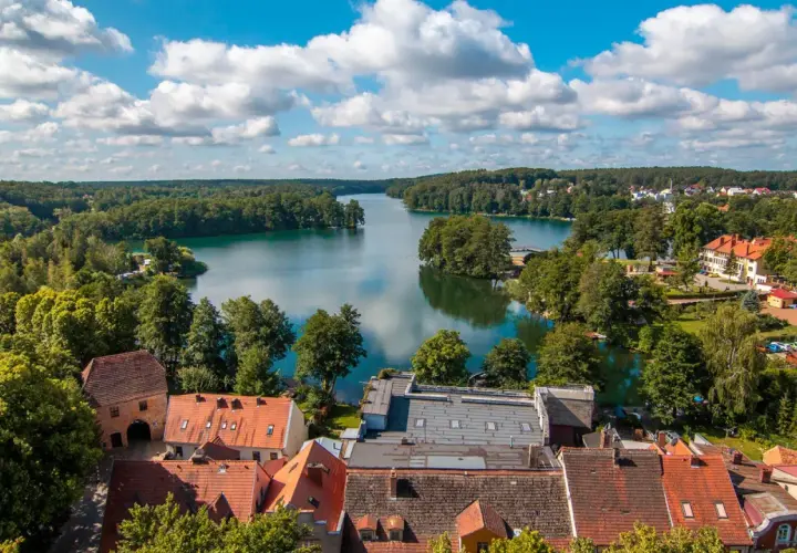 Łagów: malownicze jezioro, lasy i urokliwe miasteczko. Idealne miejsce na rodzinne wakacje, pełne atrakcji dla dzieci.