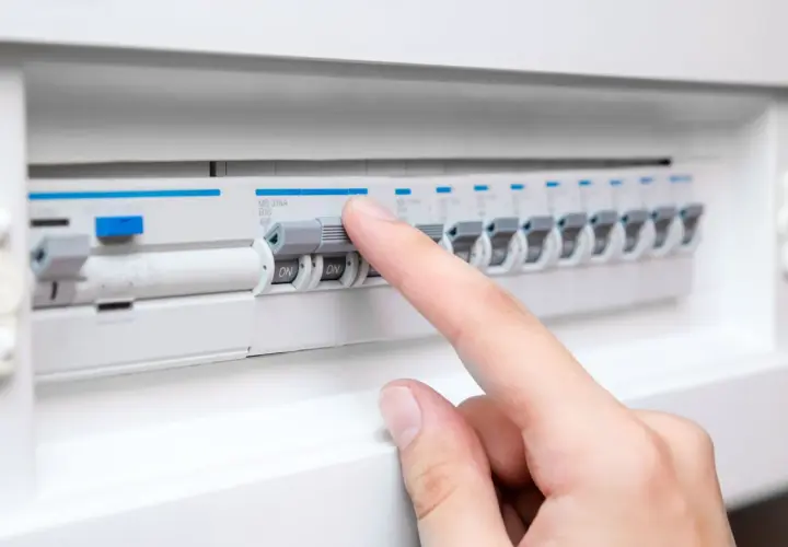Rodzaje złącz - Jakie są rodzaje bezpieczników elektrycznych?