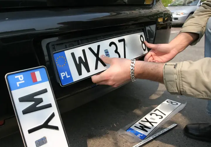 Montaż nowych tablic rejestracyjnych. Wymiana starych na nowe, by zakończyć proces rejestracji so.