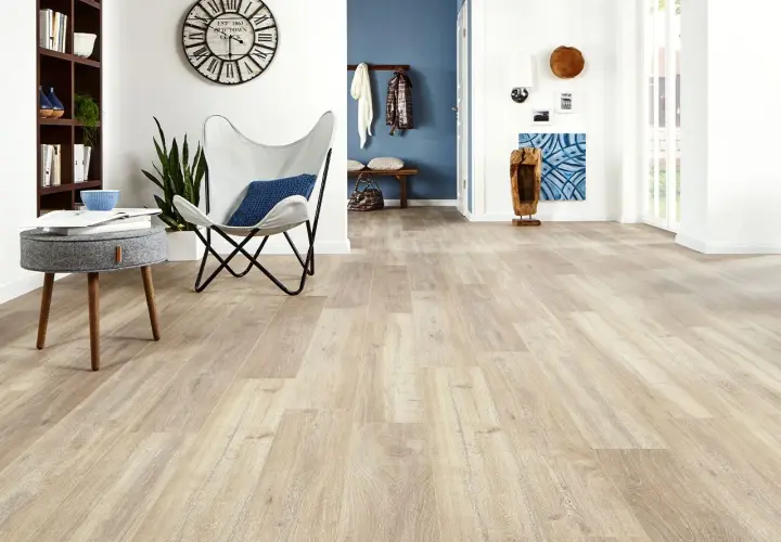 Un soggiorno moderno con un pavimento in gres laminato chiaro che dona luminosità e un tocco naturale.