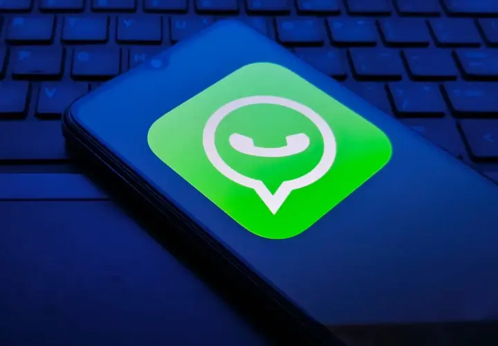 Telefon z logo WhatsApp na klawiaturze. Czyżby awaria WhatsApp uniemożliwiła wysyłanie wiadomości?