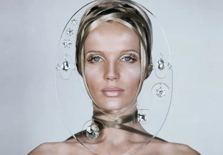 Mujer con peinado vanguardista y joyas colgantes, luciendo un pelo brillante al instante.