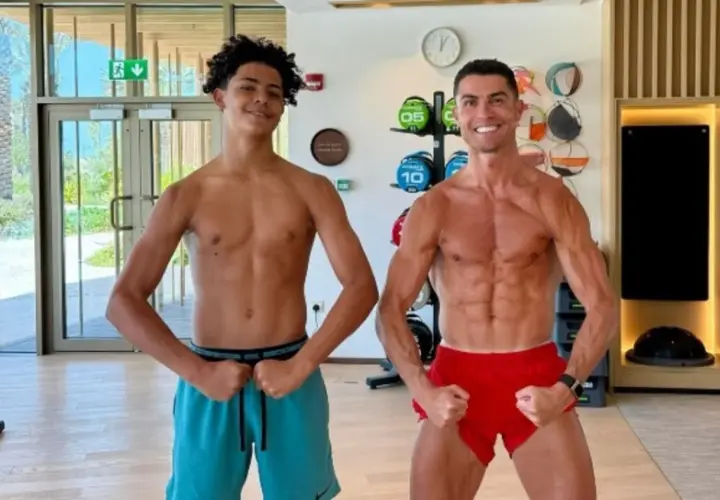 Cristiano Ronaldo i jego syn, Cristiano Jr., prezentują swoje umięśnione sylwetki w siłowni.