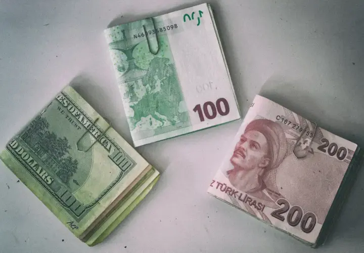 Dolar, euro i liry tureckie. Zastanawiasz się, czym płacić w Turcji? Lira turecka jest lokalną walutą, ale dolary i euro też są akceptowane w wielu miejscach.