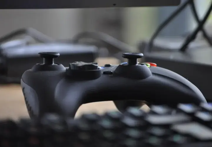 Czarny kontroler do gier na klawiaturze. Dowiedz się, jak zrobić spójność plików Steam, by cieszyć się płynną rozgrywką.