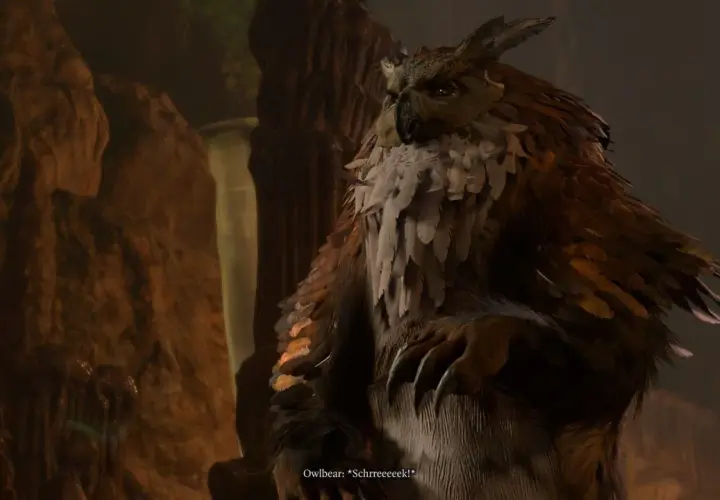 Potężny sowodźwiedź z Baldur's Gate 3, z piórami i pazurami, wydaje przerażający okrzyk w jaskini.