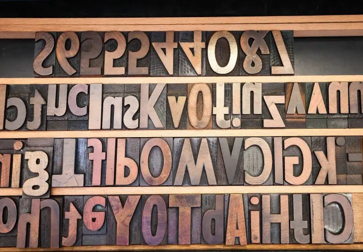 Tipos de letra vintage en madera, listos para componer un texto clásico.