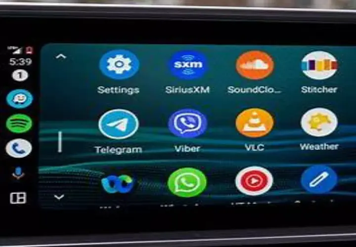 Ekran samochodu z ikonami aplikacji, w tym Telegram, Viber, WhatsApp i YouTube. Działa bezprzewodowy Android Auto, zapewniając łatwy dostęp do multimediów i komunikacji.