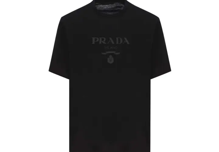 Schwarzes Prada T-Shirt für Herren mit Ton-in-Ton-Logo auf der Brust.