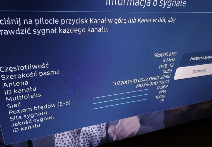 Jak sprawdzić siłę sygnału w telewizorze Samsung? Na ekranie widzisz informacje o sygnale DVB-T2, w tym siłę i jakość sygnału.