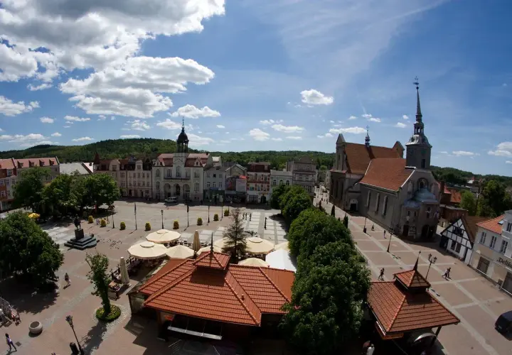 Rynek w Wejherowie z ratuszem i kościołem, idealne miejsce na spacer i odkrywanie atrakcji dla dzieci.